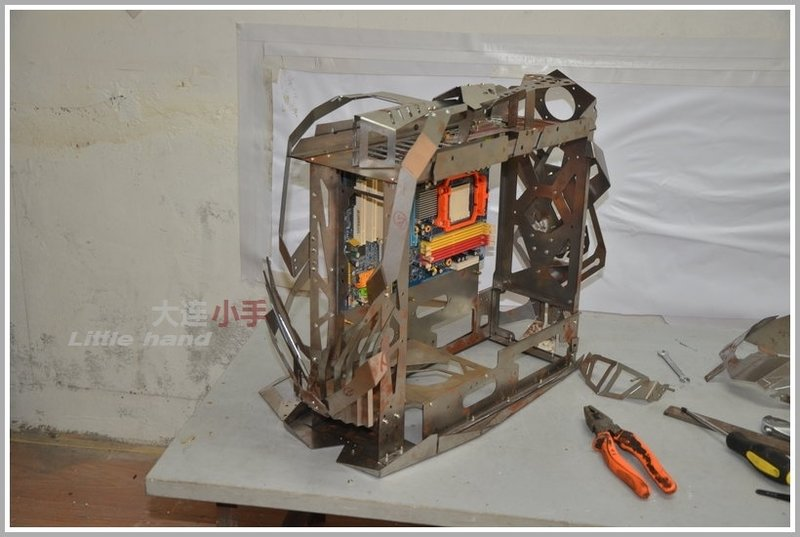 Illustration for article titled Custom Steel PC Case Looks Like A Weird Transformer